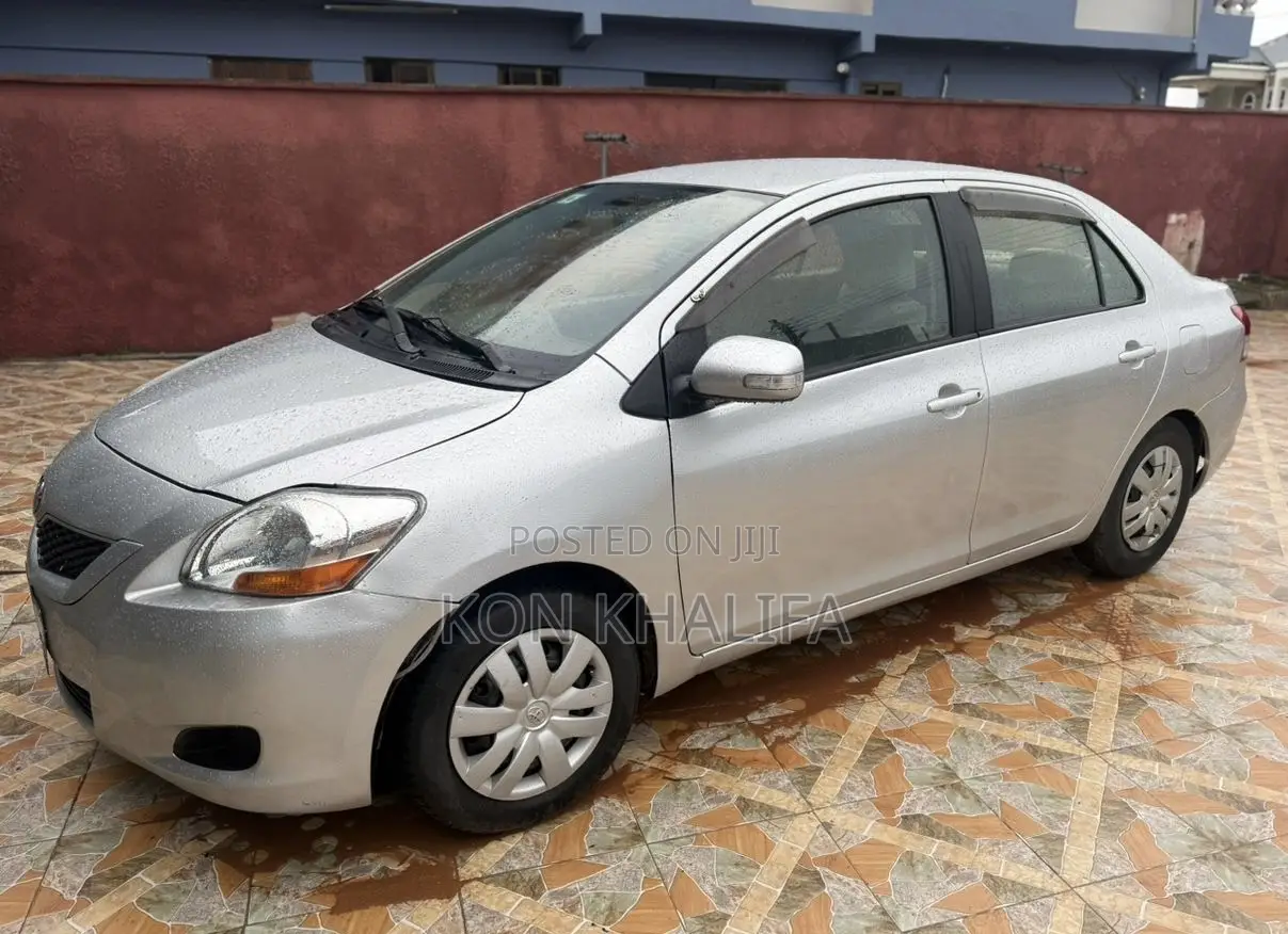 Toyota Belta 2010 Silver