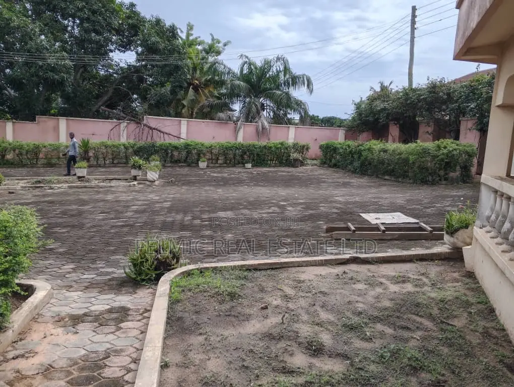 5bdrm House in Felmic Real Estate, Ofankor for sale