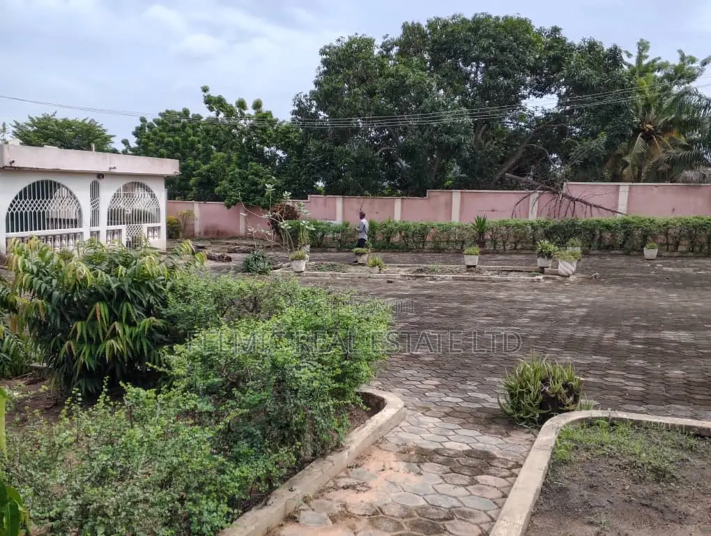 5bdrm House in Felmic Real Estate, Ofankor for sale