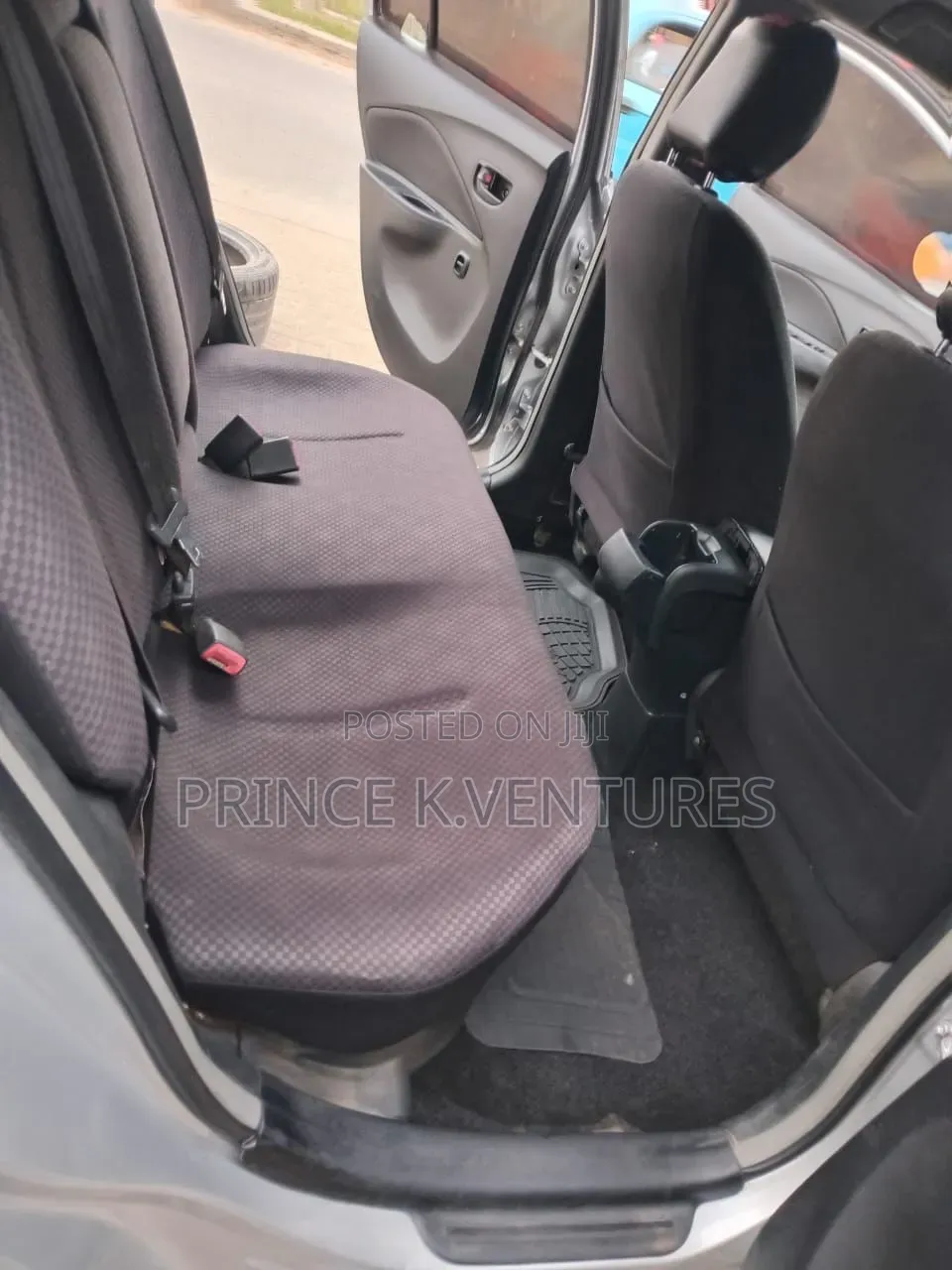 Toyota Yaris Base Sedan 4dr 2010 Silver