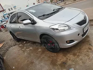 Toyota Yaris Base Sedan 4dr 2010 Silver