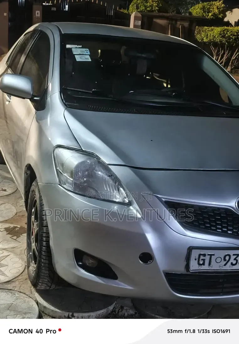 Toyota Yaris Base Sedan 4dr 2010 Silver