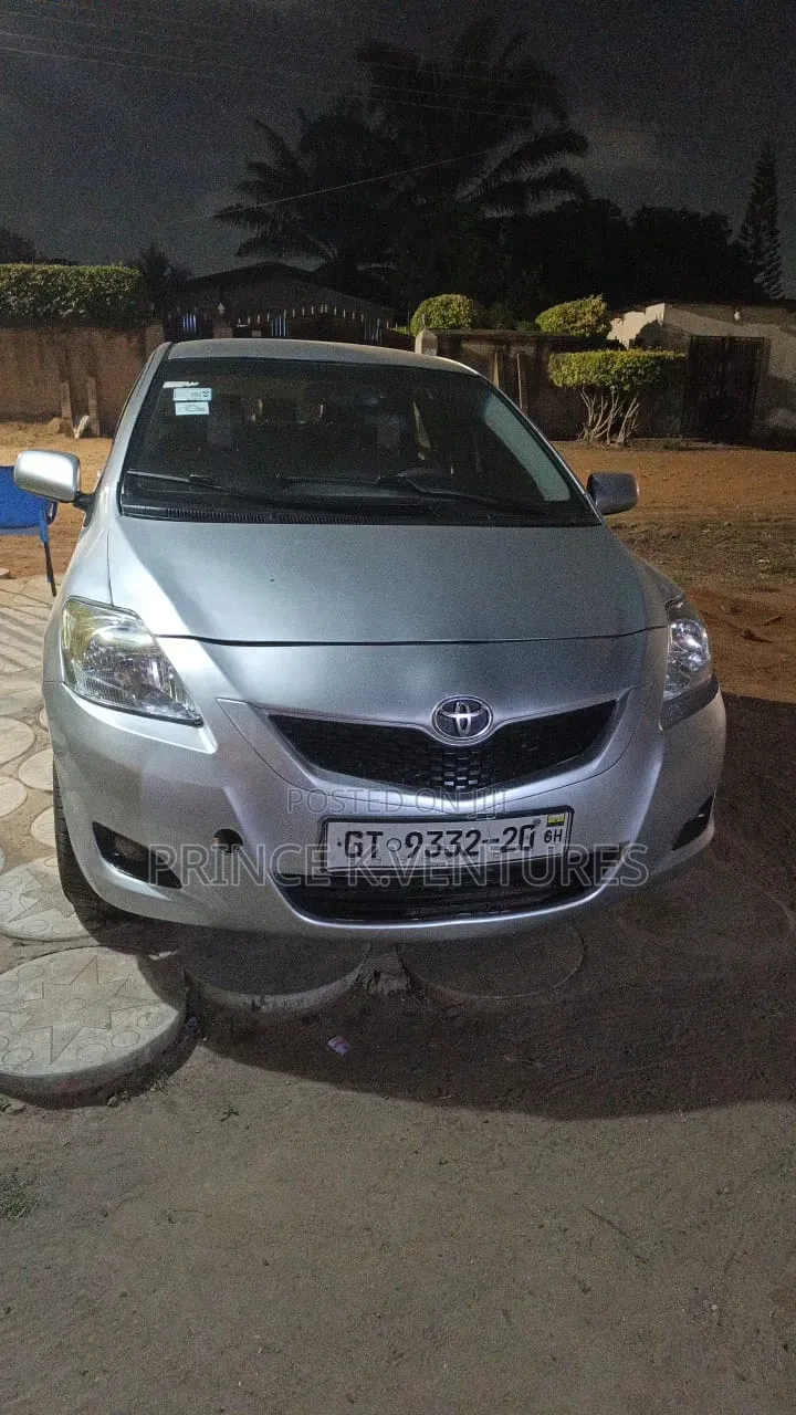 Toyota Yaris Base Sedan 4dr 2010 Silver