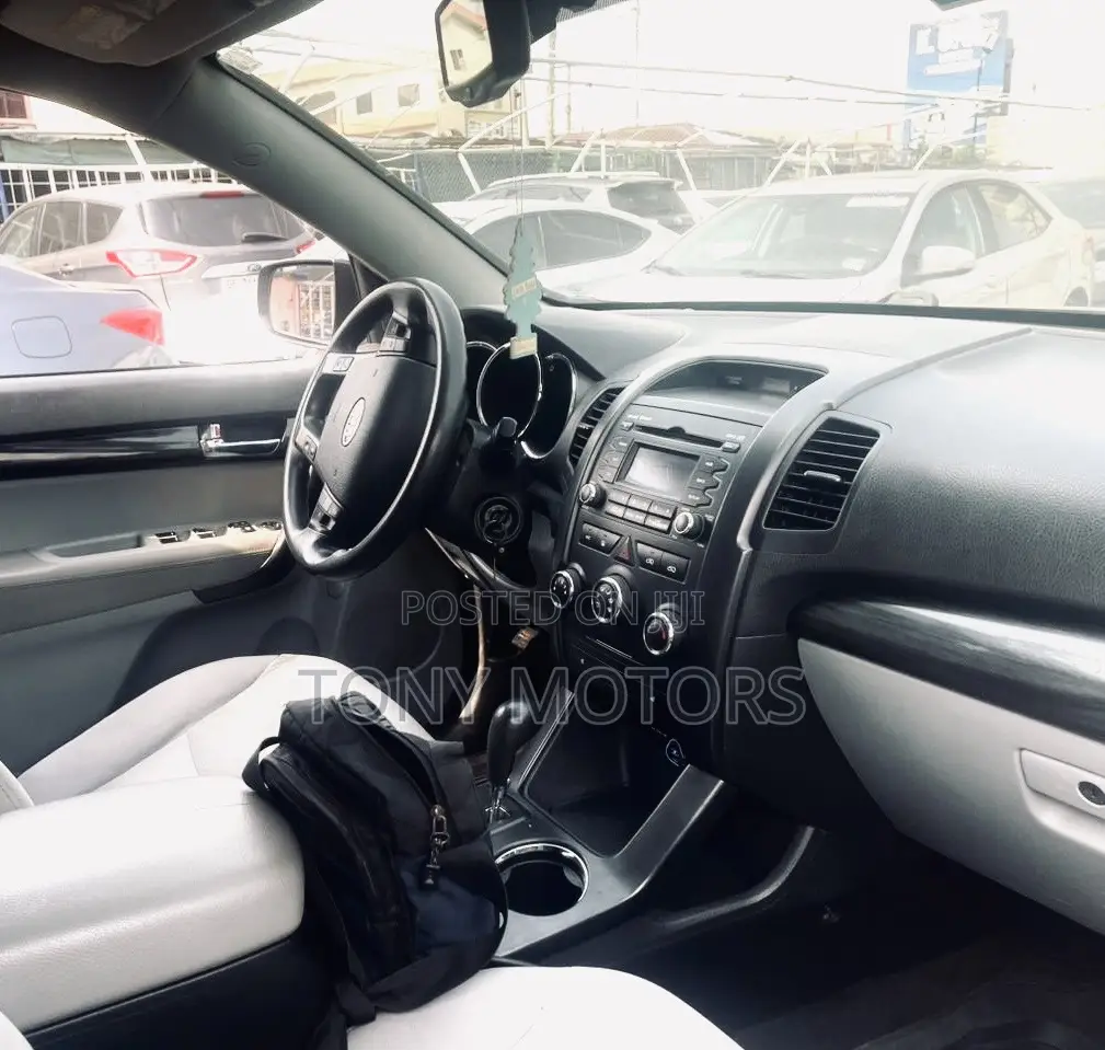 Kia Sorento LX 2012 Silver