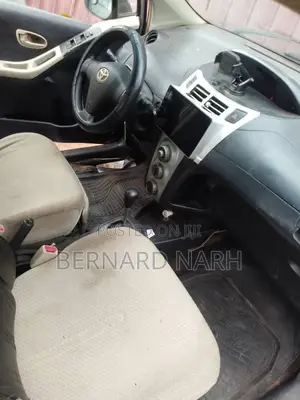 Toyota Vitz 2010 Silver