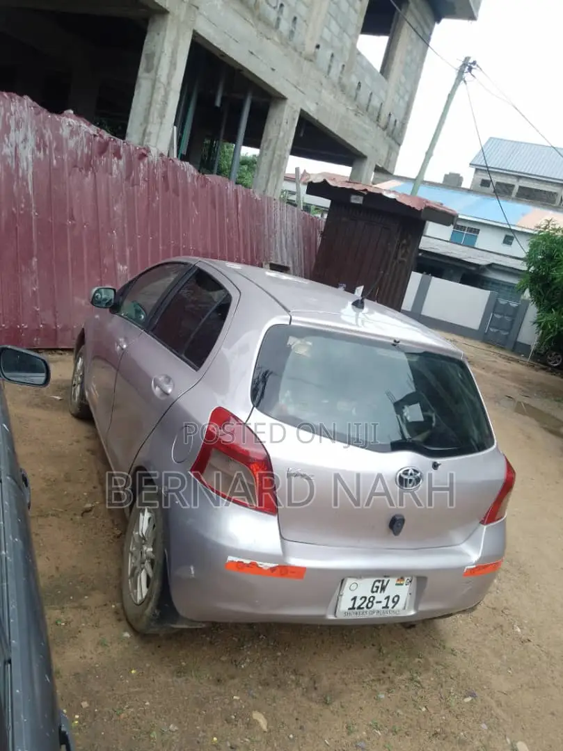 Toyota Vitz 2010 Silver