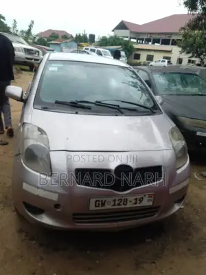 Toyota Vitz 2010 Silver