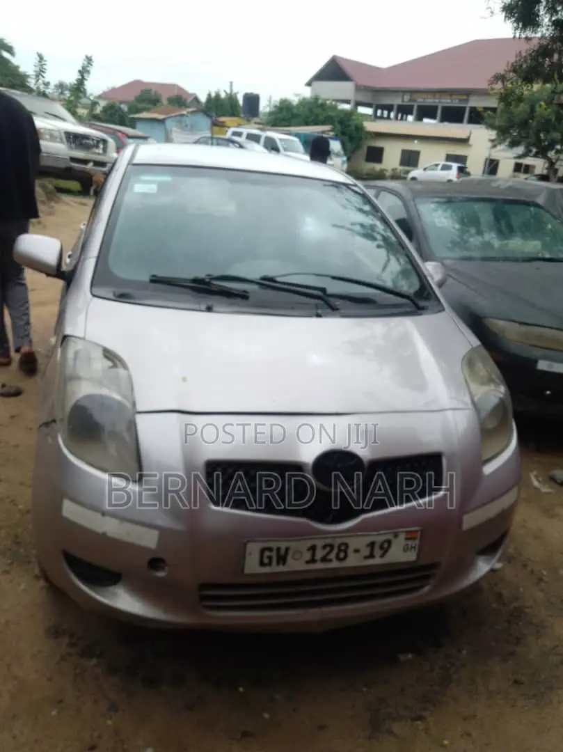 Toyota Vitz 2010 Silver