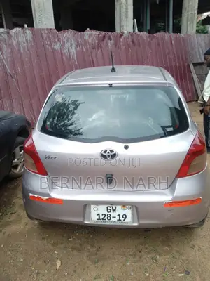 Toyota Vitz 2010 Silver