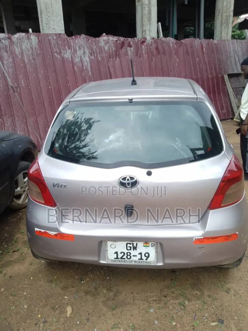 Toyota Vitz 2010 Silver