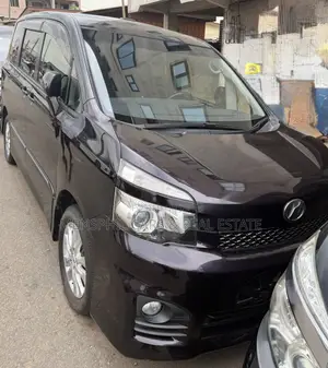 Toyota Voxy 2012