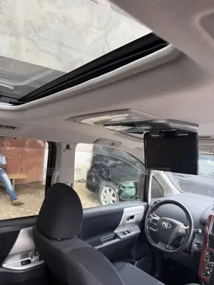 Toyota Voxy 2012