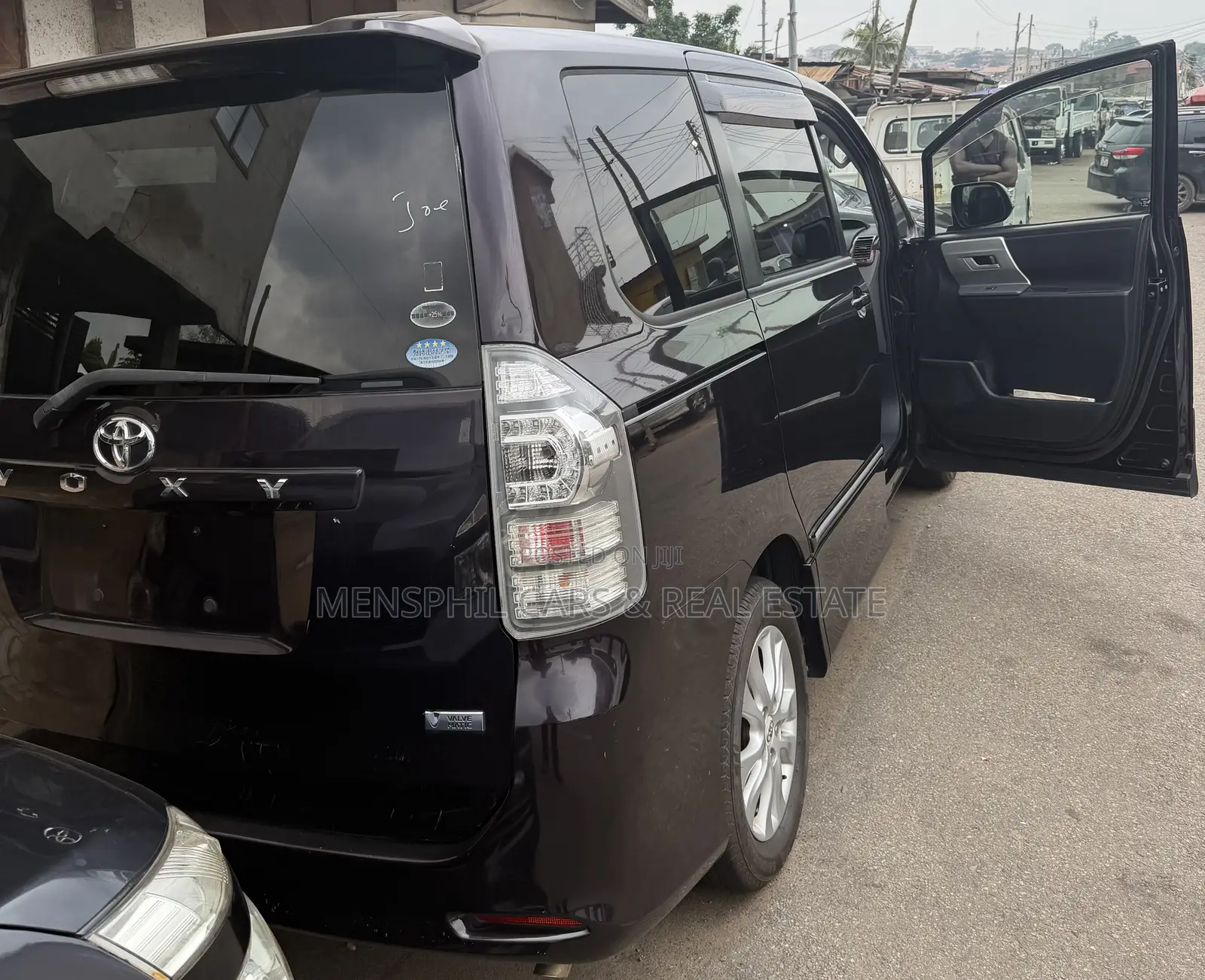 Toyota Voxy 2012