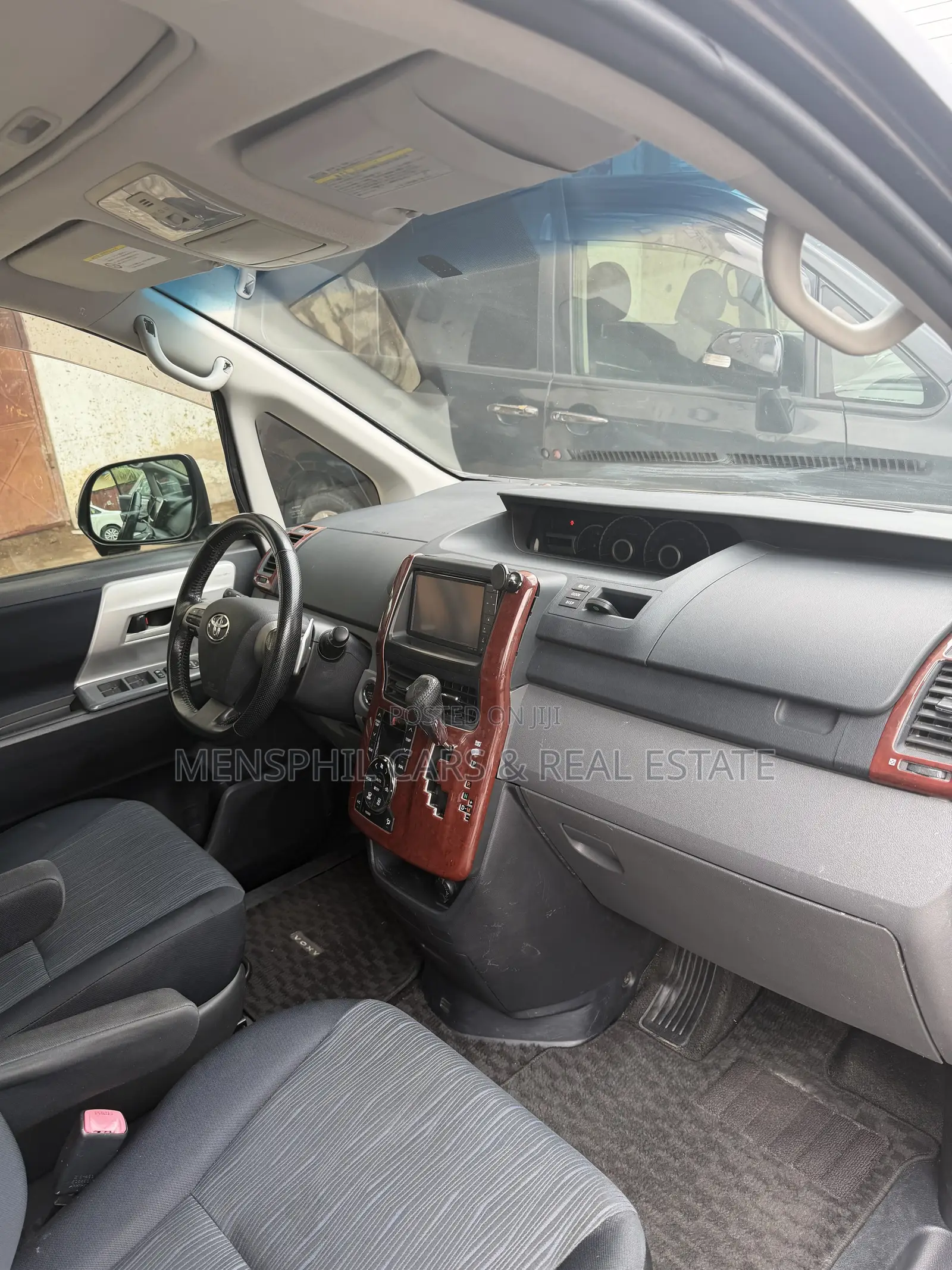 Toyota Voxy 2012