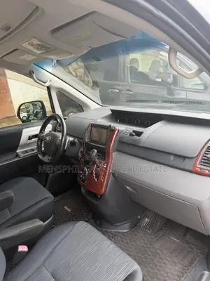 Toyota Voxy 2012