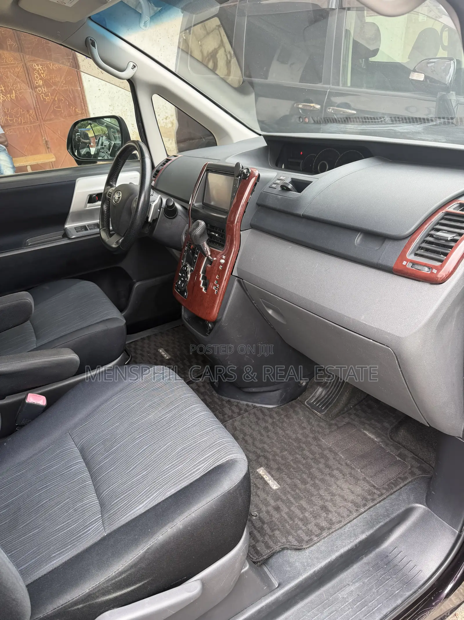 Toyota Voxy 2012