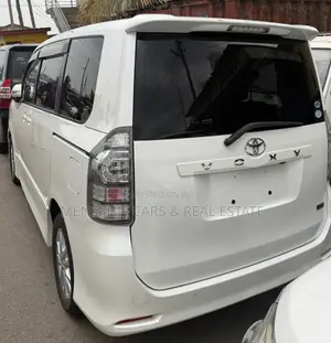 Toyota Voxy 2011 White