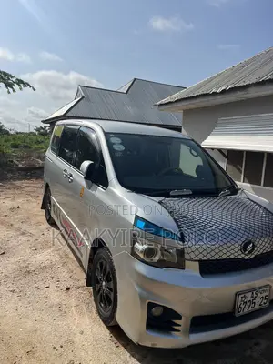 Toyota Voxy 2010 Silver
