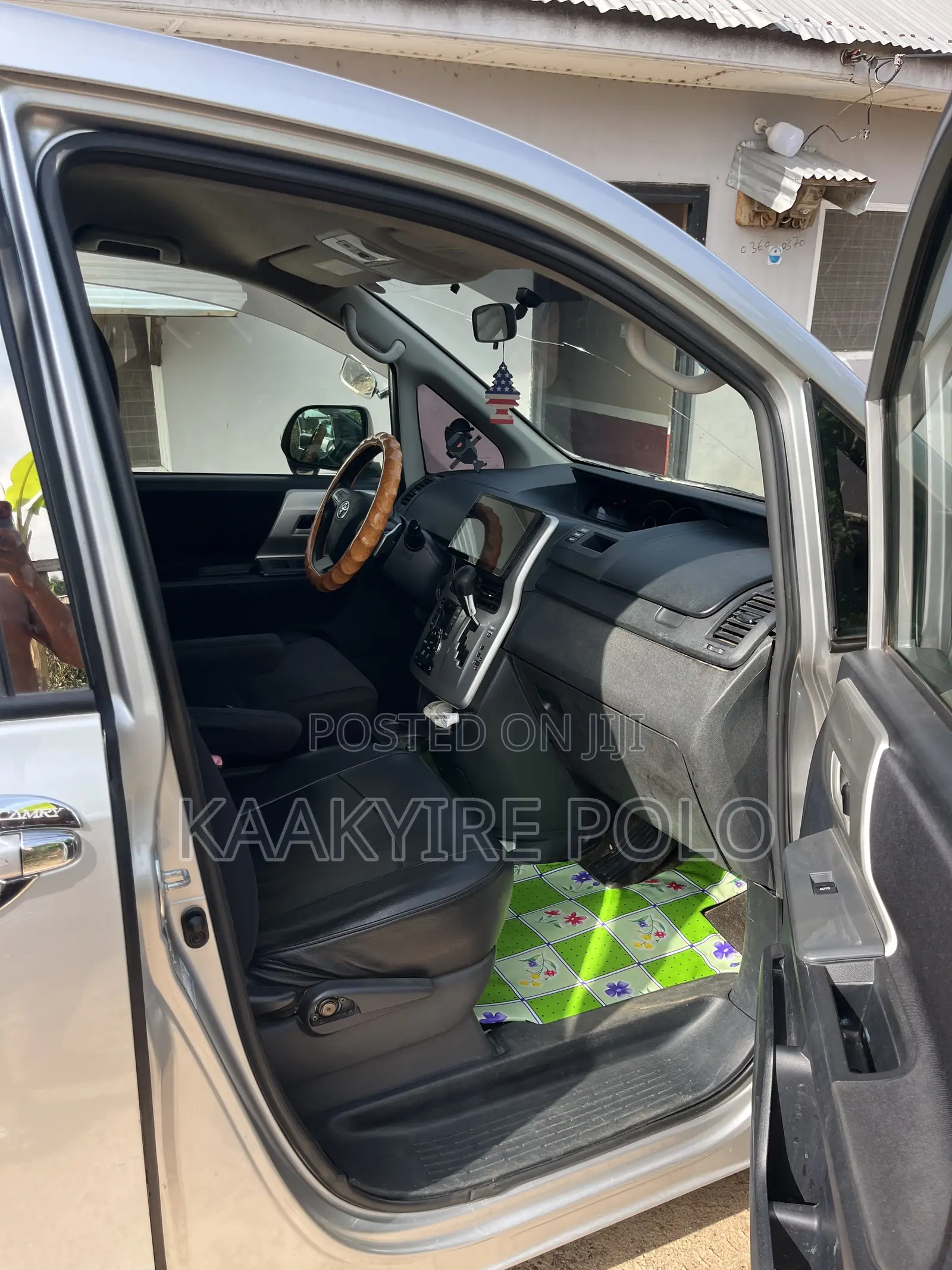 Toyota Voxy 2010 Silver