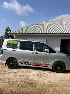 Toyota Voxy 2010 Silver