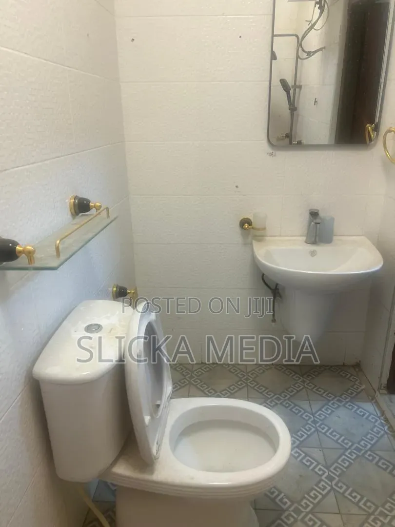 7bdrm Apartment in Slicka Media, Pokuase for sale