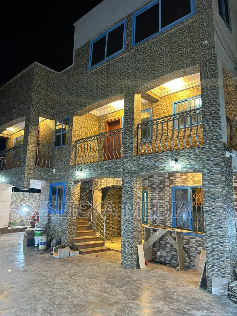 7bdrm Apartment in Slicka Media, Pokuase for sale