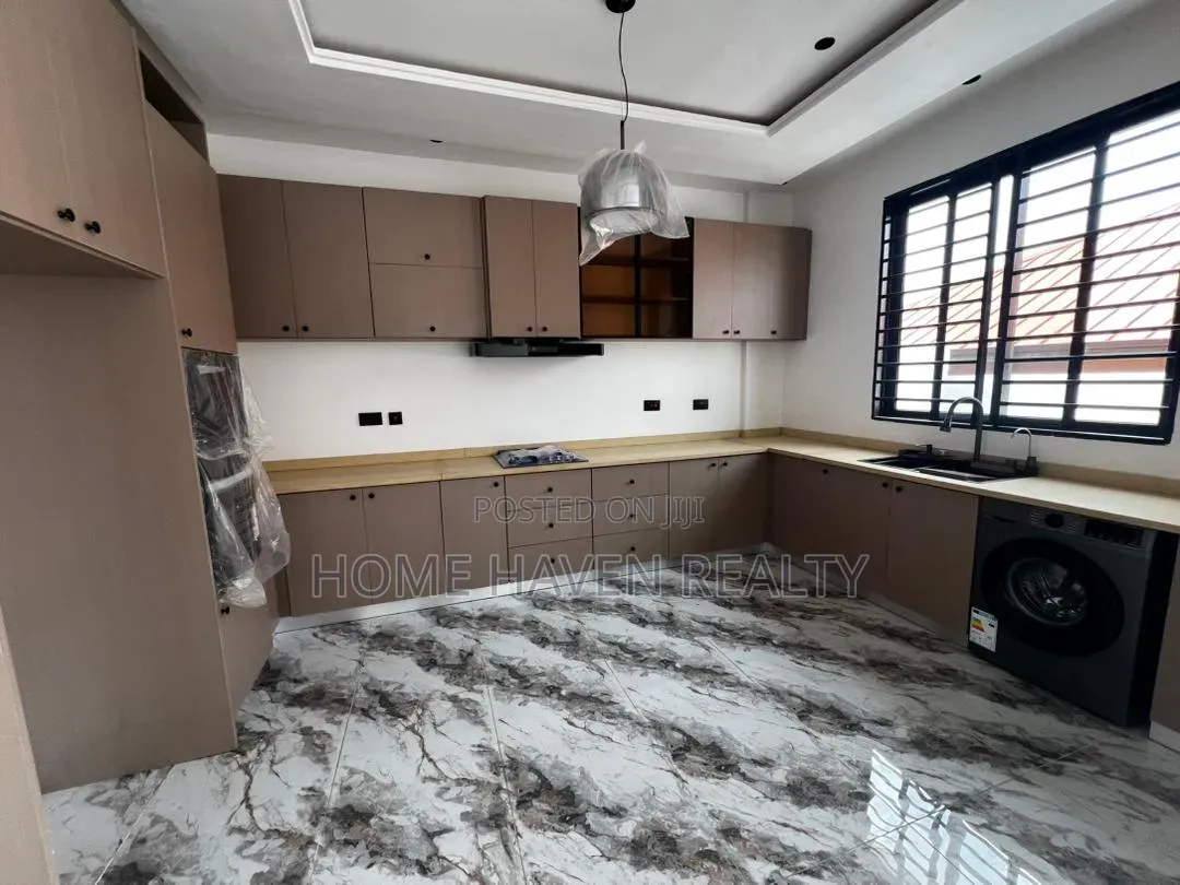 4bdrm House in Lakeside Estate for sale