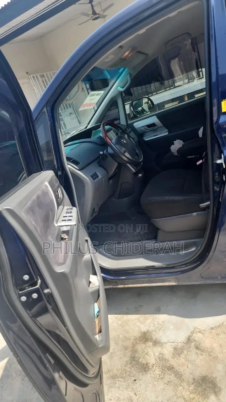 Toyota Voxy 2009 Blue