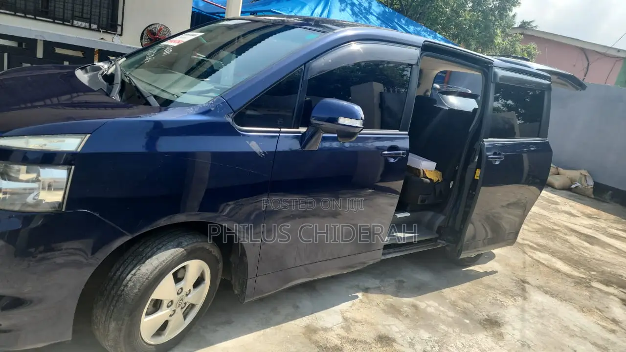 Toyota Voxy 2009 Blue