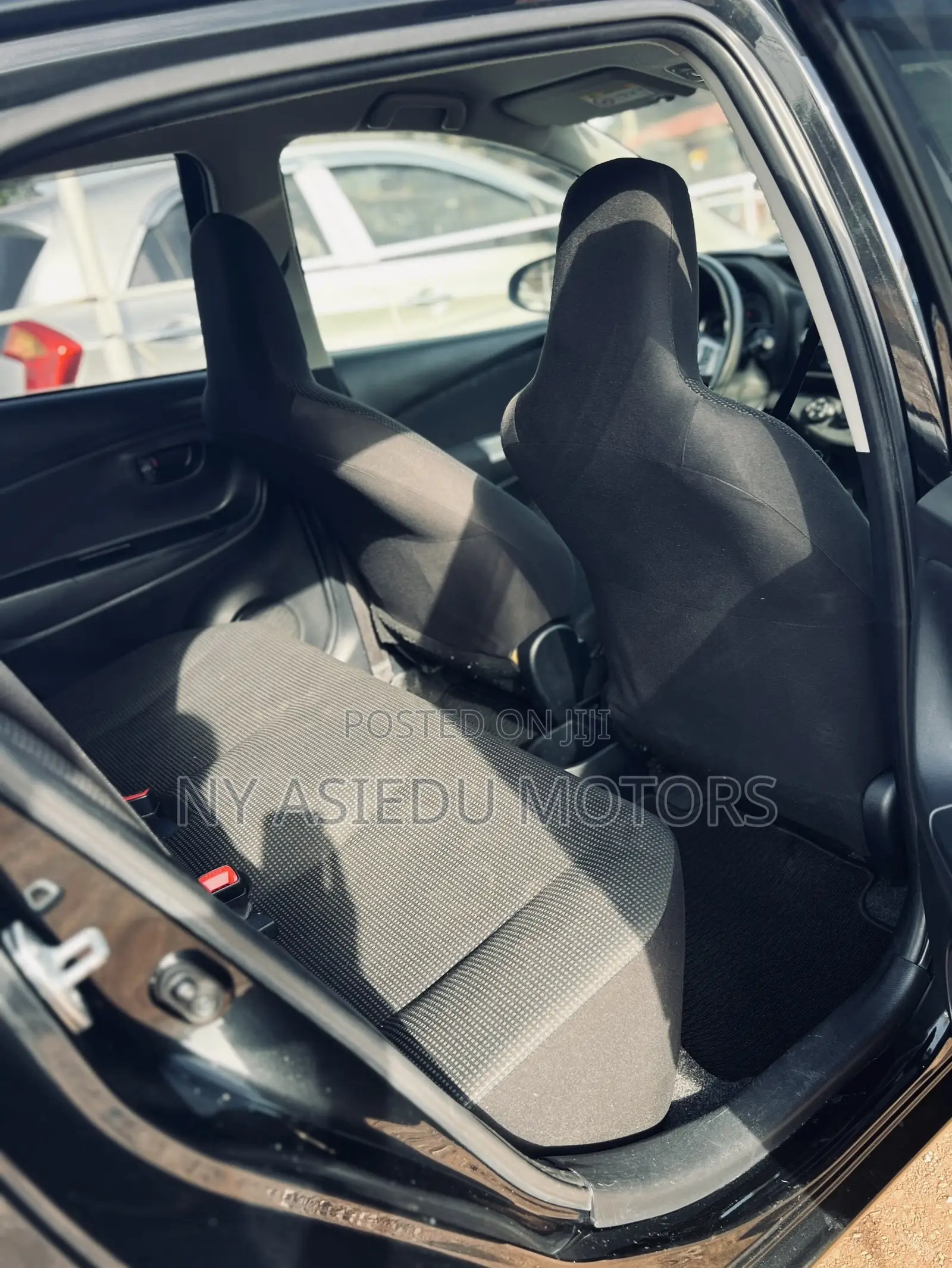 Toyota Vitz 1.3 FWD 5dr 2015 Black