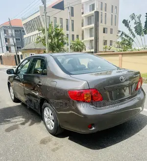 Toyota Corolla LE 4dr Sedan (1.8L 4cyl 4A) 2010 Gray