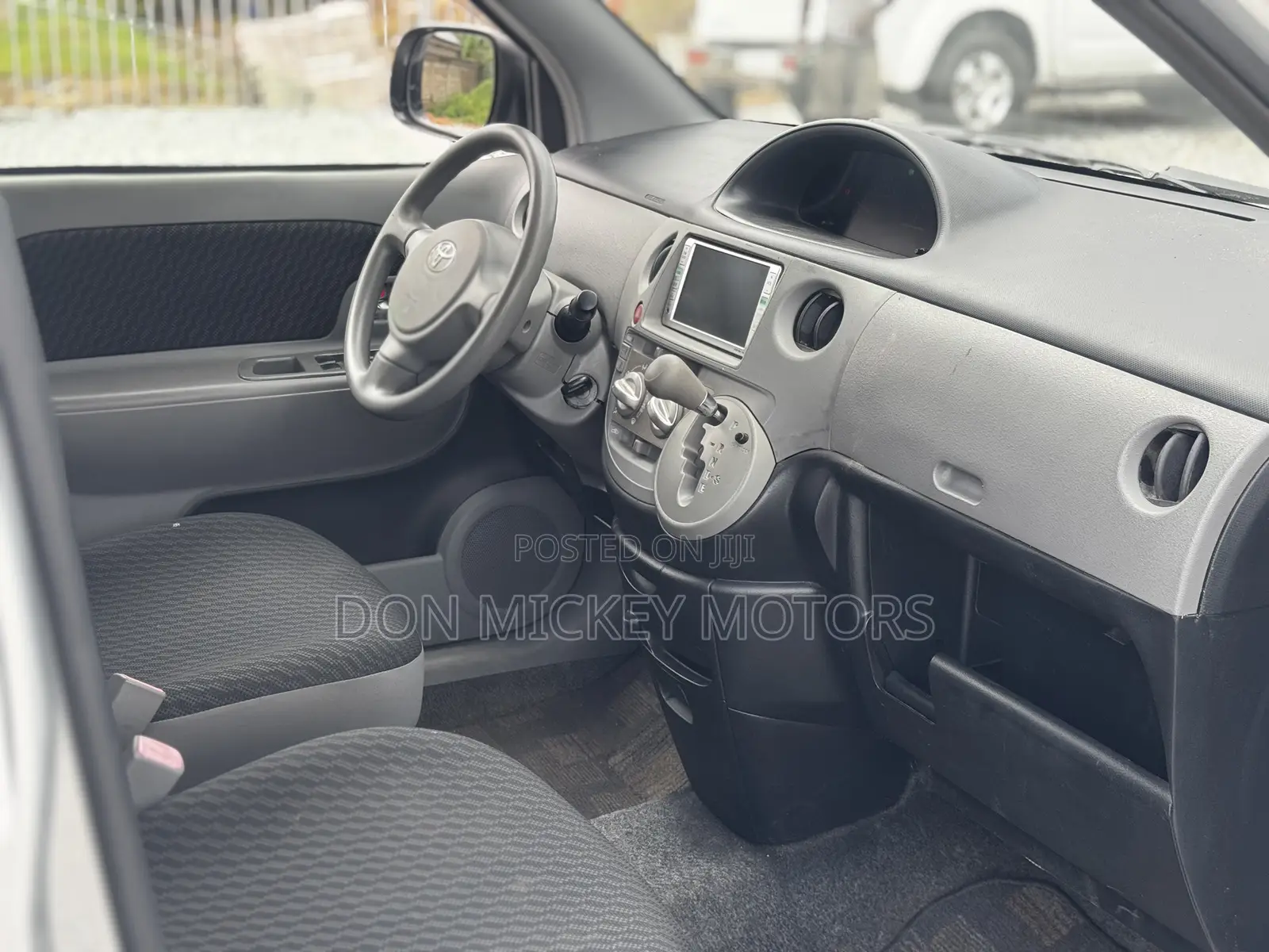 Toyota Sienta 1.5 FWD 2010 Gray
