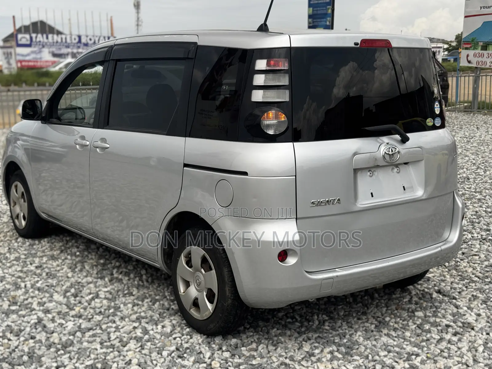 Toyota Sienta 1.5 FWD 2010 Gray