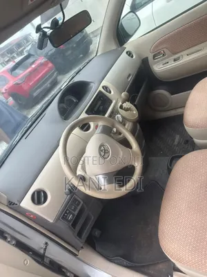 Toyota Sienta 2011 Silver
