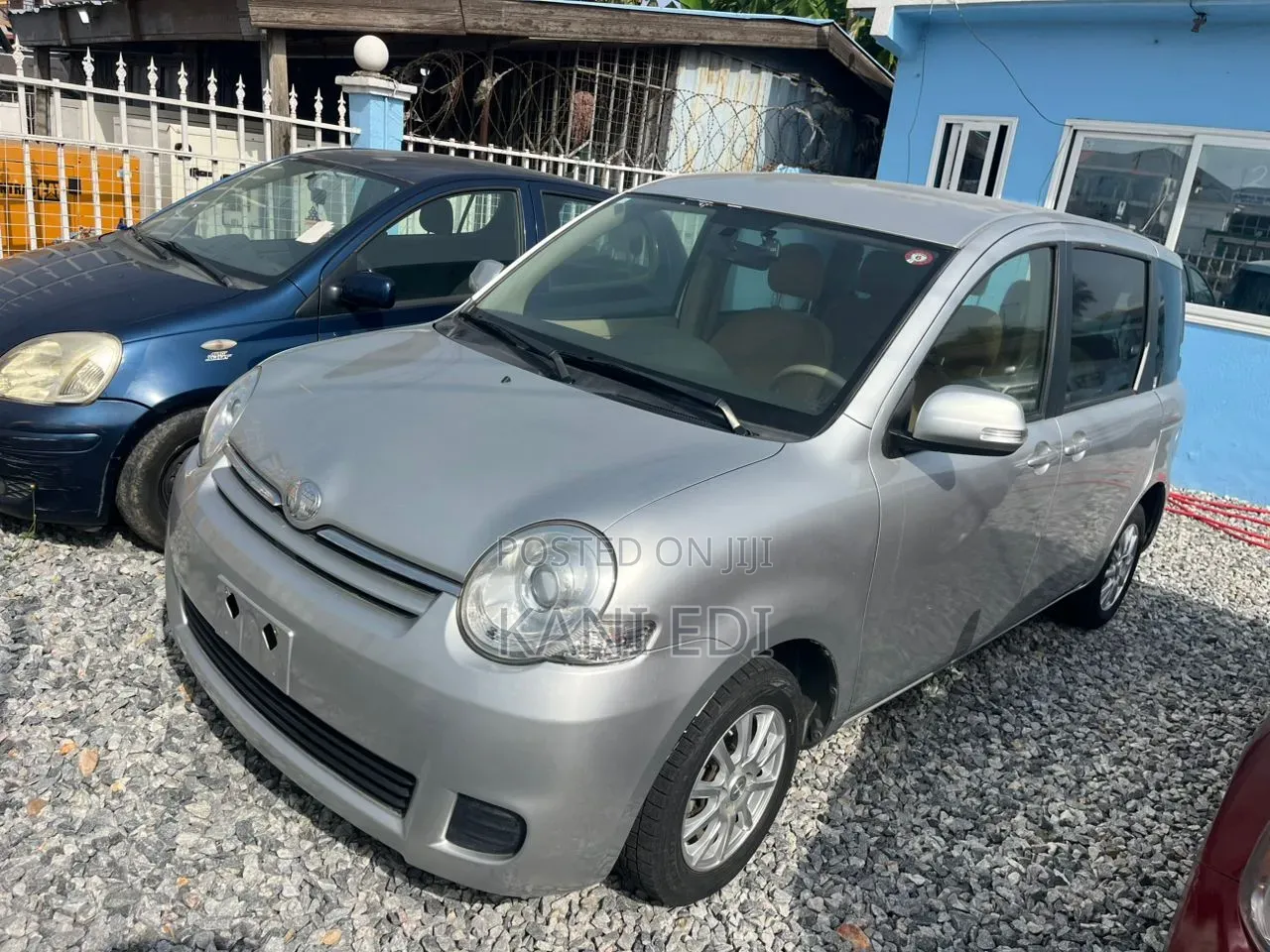 Toyota Sienta 2011 Silver