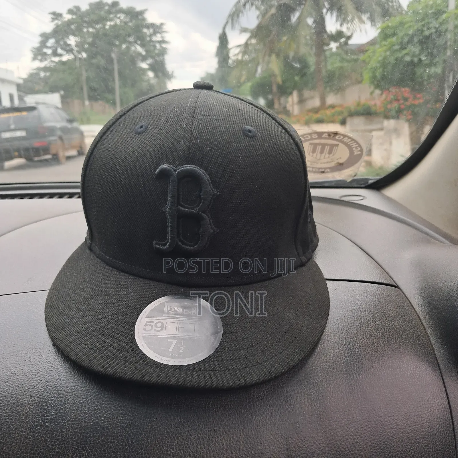 "Boston Red Sox Black-on-Black Snapback Cap – Excellent Condition"