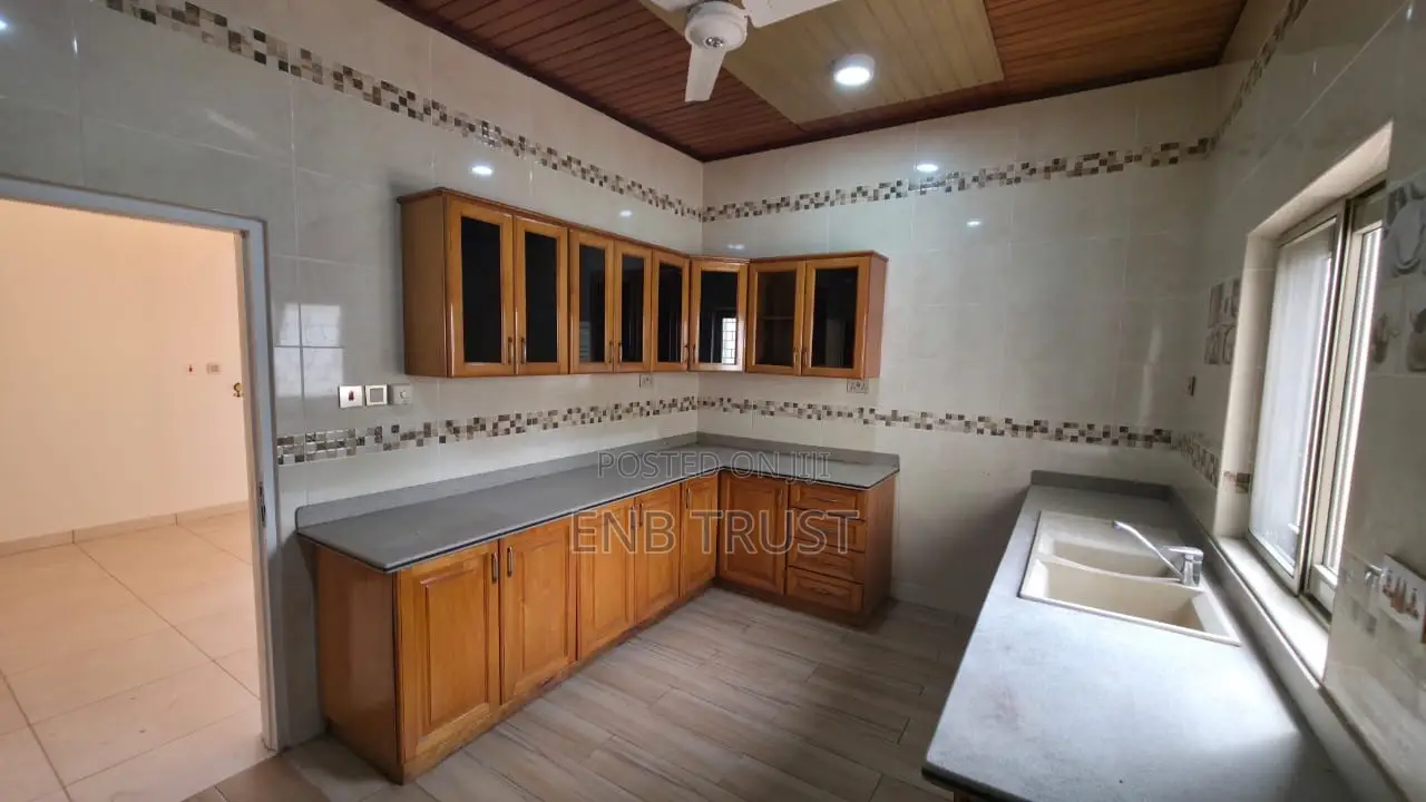 5bdrm Duplex in Labone, Coffee Shop Area for rent