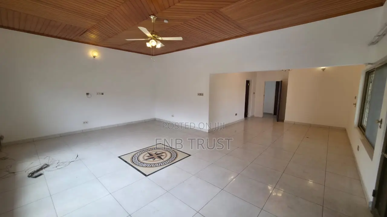 5bdrm Duplex in Labone, Coffee Shop Area for rent
