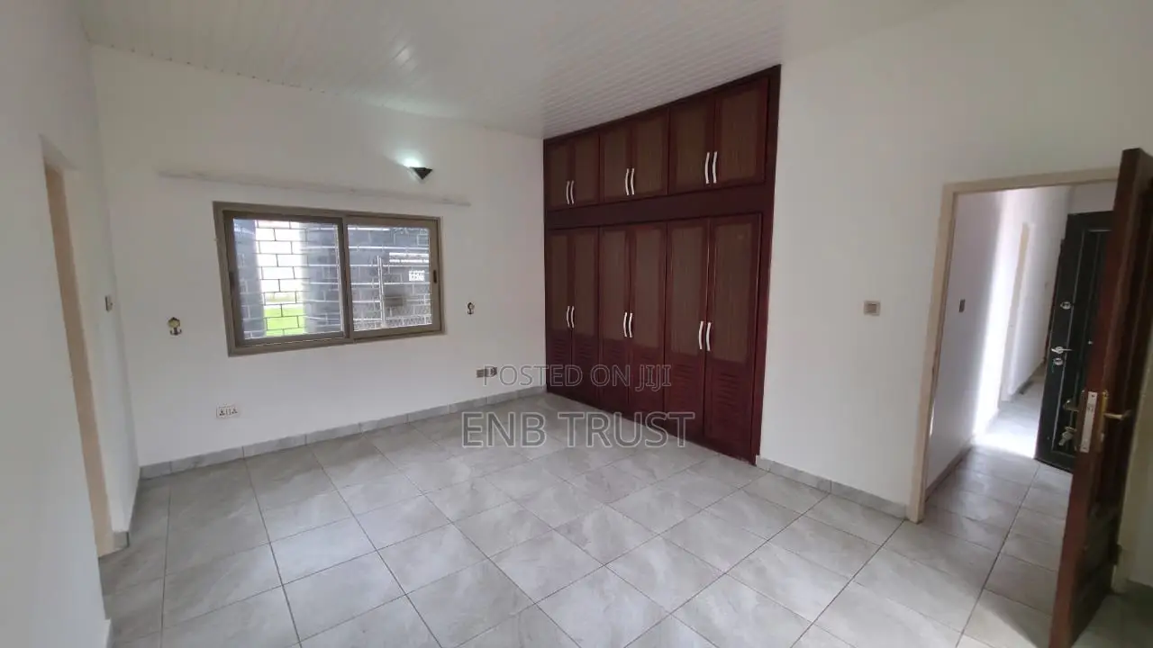 5bdrm Duplex in Labone, Coffee Shop Area for rent