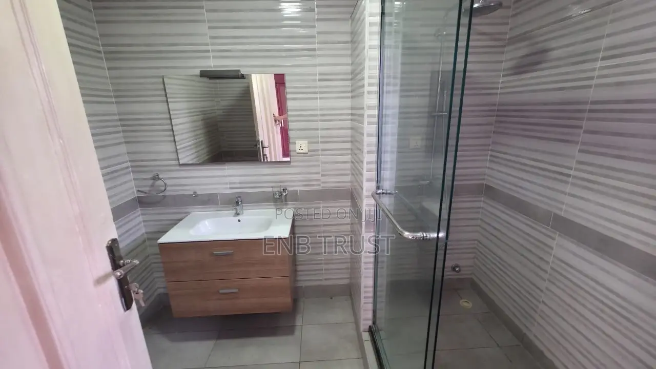 5bdrm Duplex in Labone, Coffee Shop Area for rent
