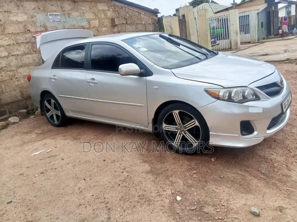 Toyota Corolla LE Special Edition 4dr Sedan (1.8L 4cyl 4A) 2013 Silver