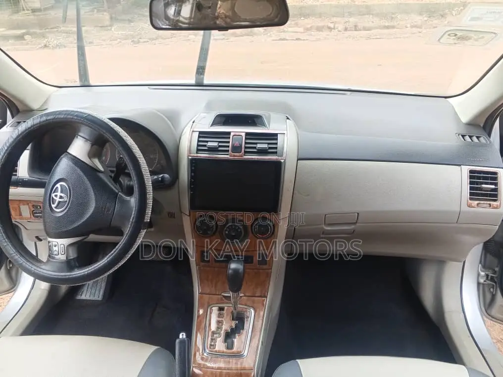 Toyota Corolla LE Special Edition 4dr Sedan (1.8L 4cyl 4A) 2013 Silver