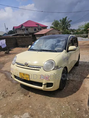 Toyota Sienta 1.5 FWD 2009 Yellow