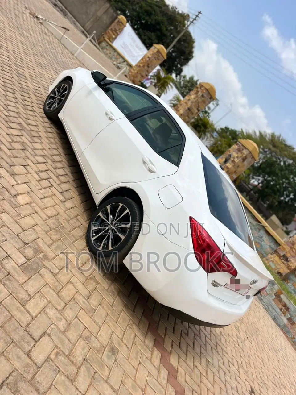Toyota Corolla SE 4dr Sedan (1.8L 4cyl CVT) 2017 White