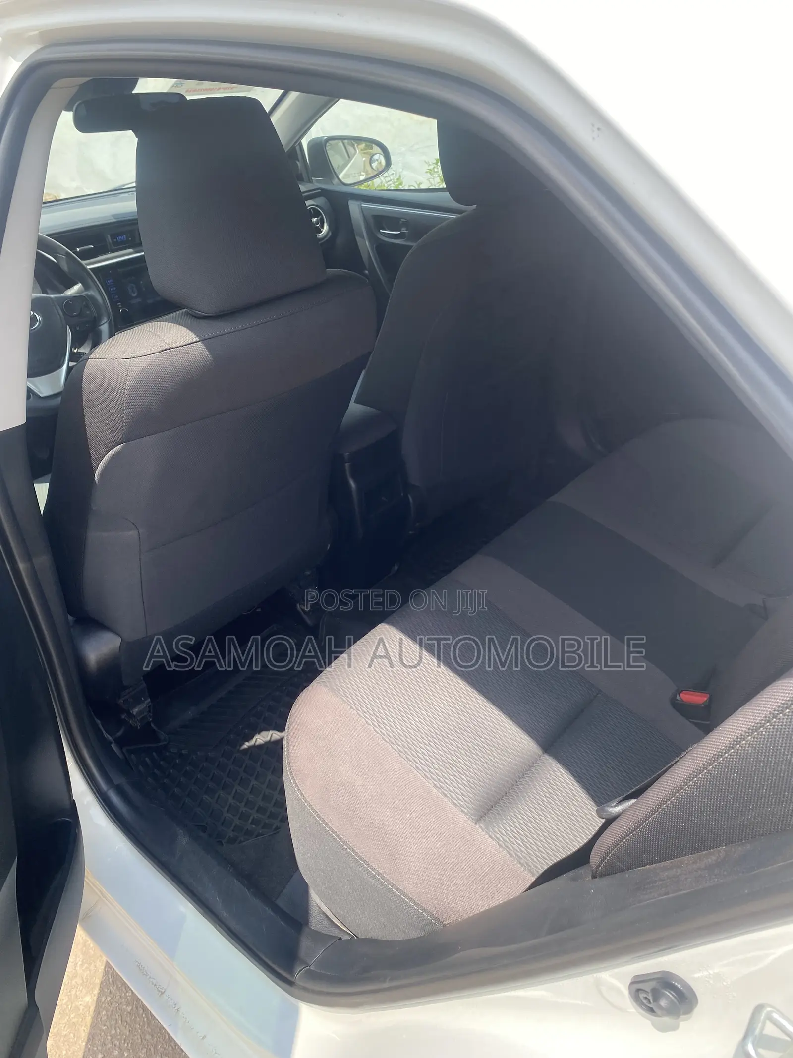 Toyota Corolla LE (1.8L 4cyl 2A) 2018 White