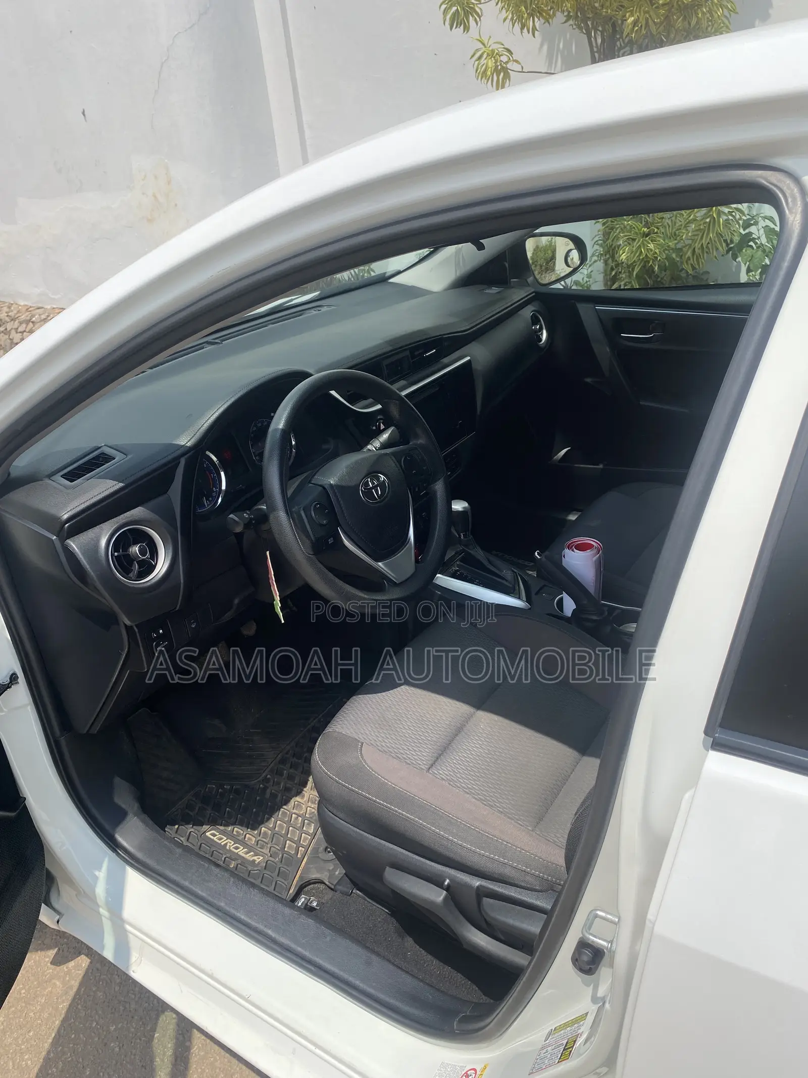 Toyota Corolla LE (1.8L 4cyl 2A) 2018 White
