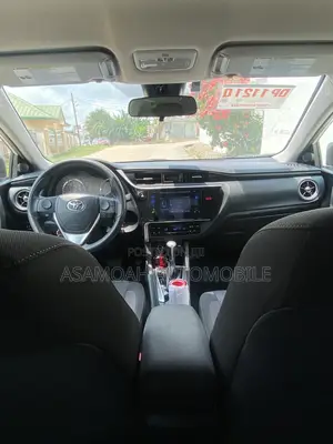 Toyota Corolla LE (1.8L 4cyl 2A) 2018 White