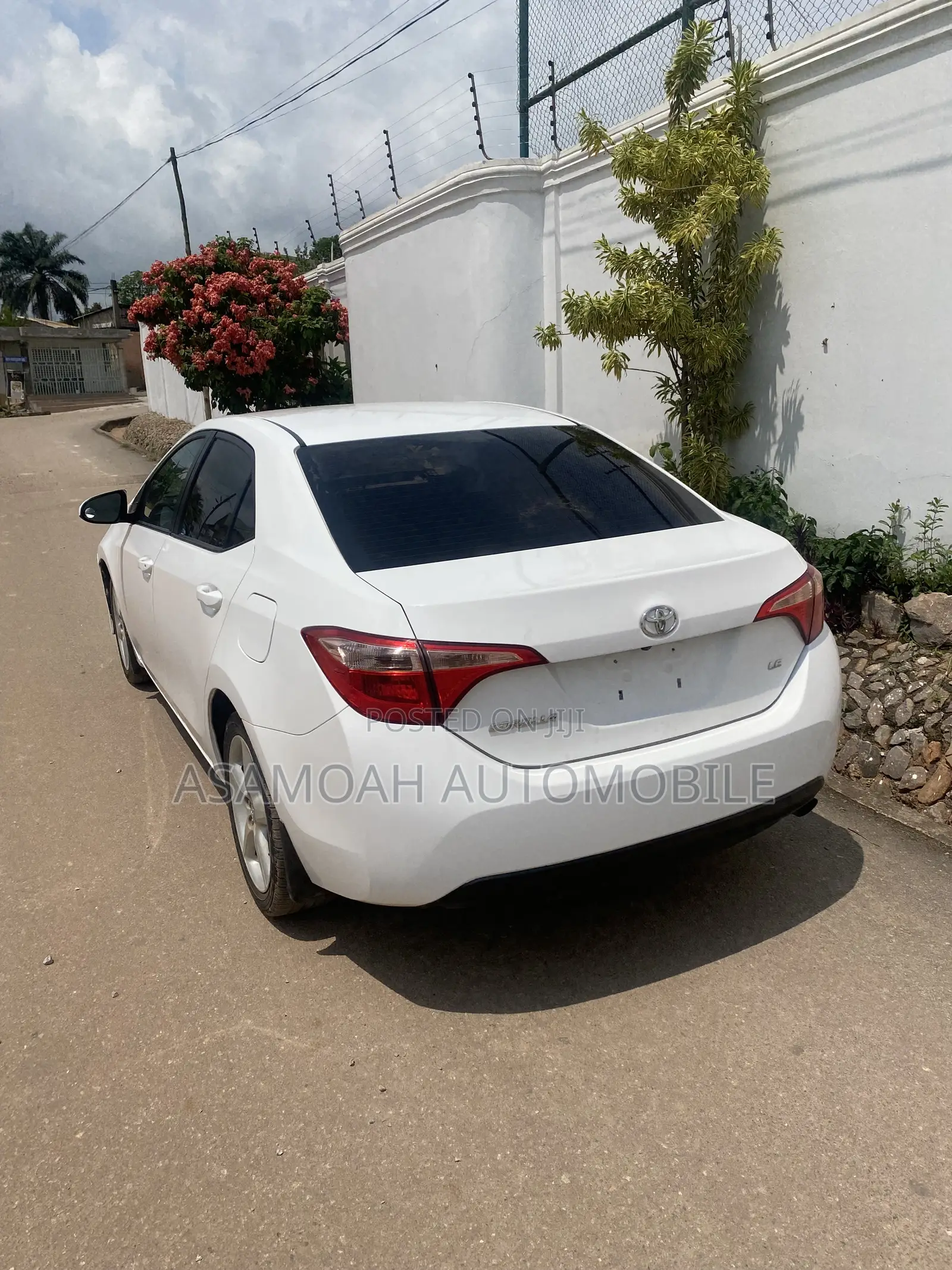 Toyota Corolla LE (1.8L 4cyl 2A) 2018 White