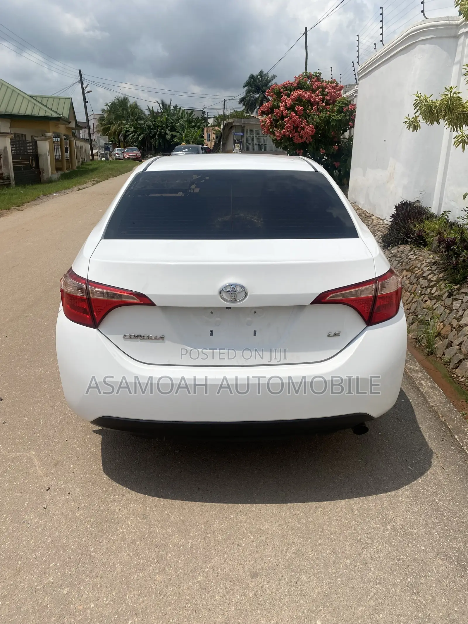 Toyota Corolla LE (1.8L 4cyl 2A) 2018 White