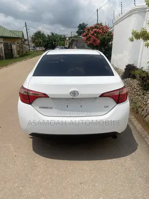 Toyota Corolla LE (1.8L 4cyl 2A) 2018 White